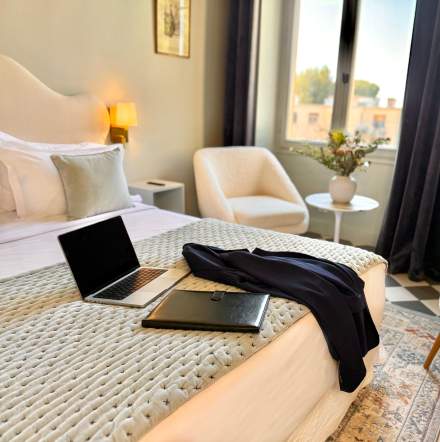 Chambre au Château Beaupin — ordinateur portable sur le lit — déplacement pro