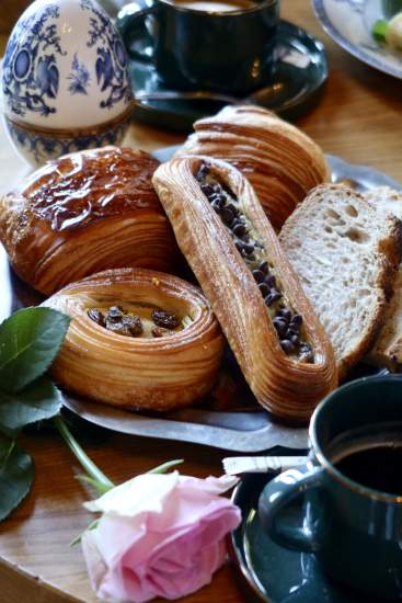 Petit-déjeuner en chambre — café, jus et viennoiseries — Douce Matinée