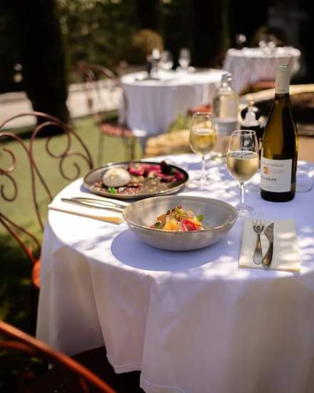 Terrasse du Pavillon Sédille — tables à l’ombre du jardin