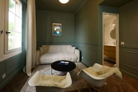 Suite n°9 — à l’étage  — 35 m² — salon sous plafond haut