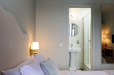 Chambre double avec vue mer — salle de bain avec douche — détail déco