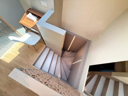 Suite n°15  duplex à l’étage — accès à la chambre par escalier