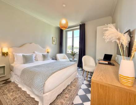 Chambre double avec vue mer — fenêtre sur la Méditerranée