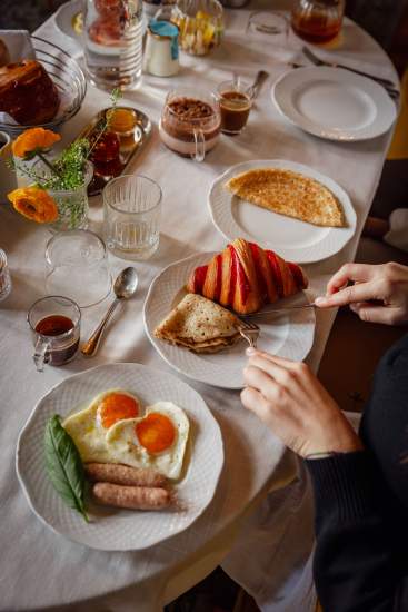 Petit-déjeuner — viennoiseries artisanales et fruits frais