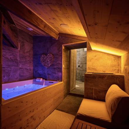 Jacuzzi — lumière tamisée — moment de détente