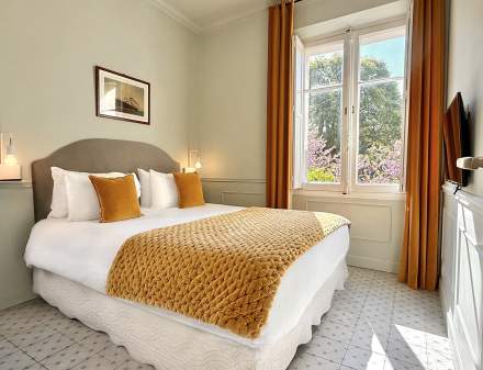 Suite n°10 — 35 m² — chambre, lit queen-size 