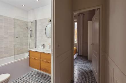 Suite n°5 à l’étage — salle de bain avec baignoire