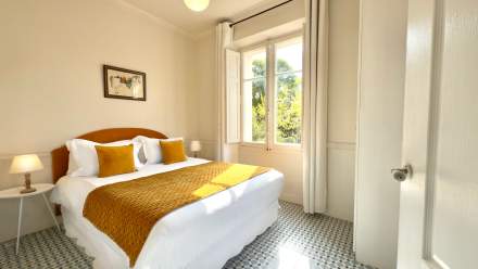 Suite n°5 à l’étage — 35 m² — chambre, lit queen-size 