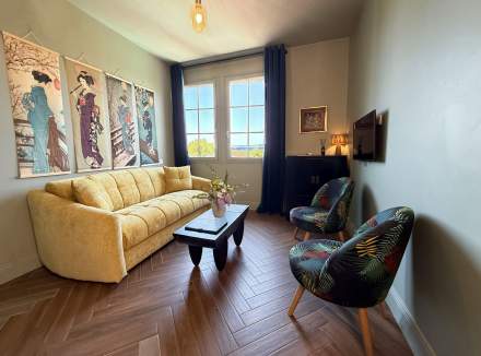 Suite n°15 à l’étage — 35 m² — salon avec vue mer