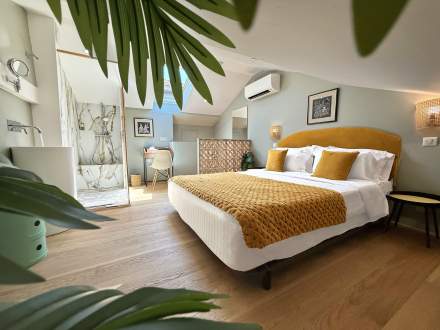Suite n°15 duplex à l’étage —  chambre, lit queen-size (160 cm) et salle de bain ouverte 