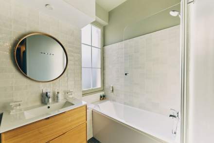 Suite Prestige — salle de bain avec baignoire