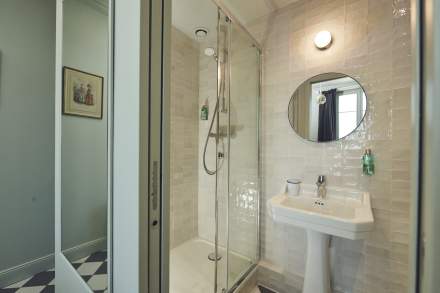 Chambre double avec vue mer — salle de bain avec douche