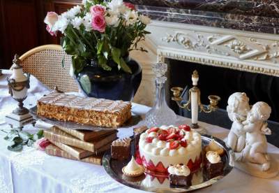 Pause-café — viennoiseries et fruits — espace salon